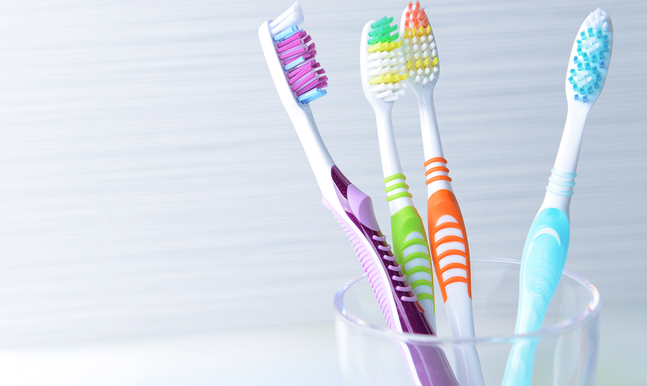 Как выбрать зубную щетку и как правильно ухаживать за ней?